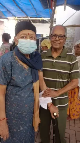 पश्चिम बंगाल चुनाव 2026: कैंसर से जूझती महिला ने डाला वोट, ईसीआई ने राशबेहारी मतदान केंद्र की कहानी साझा की