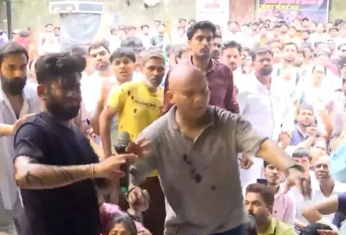 जंतर-मंतर पर सीजेपी संस्थापक अभिजीत दीपके पर स्याही फेंकी, वांगचुक को हटाए जाने के बाद भूख हड़ताल का ऐलान