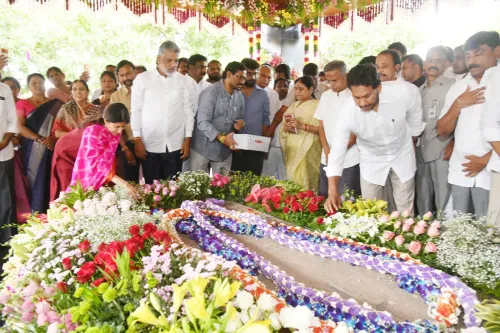 वाईएसआर की 17वीं पुण्यतिथि: जगन और शर्मिला ने कडपा में दी पिता को श्रद्धांजलि