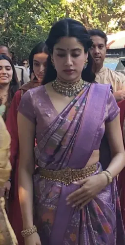 'पेड्डी' रिलीज से पहले तिरुपति बालाजी पहुंचीं जान्हवी कपूर, नंगे पैर किए श्रीवारी मंदिर में दर्शन
