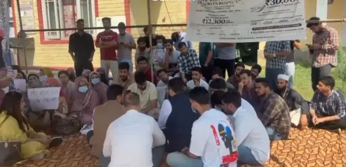 जम्मू-कश्मीर मेडिकल इंटर्न भूख हड़ताल दूसरे दिन भी जारी, ₹30,000 स्टाइपेंड के लिए लिखित आदेश की माँग