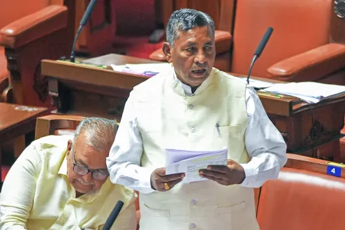कर्नाटक कांग्रेस संकट: मंत्री मुनियप्पा ने खाद्य मंत्रालय का पदभार लेने से किया इनकार, हाईकमान से न्याय की माँग