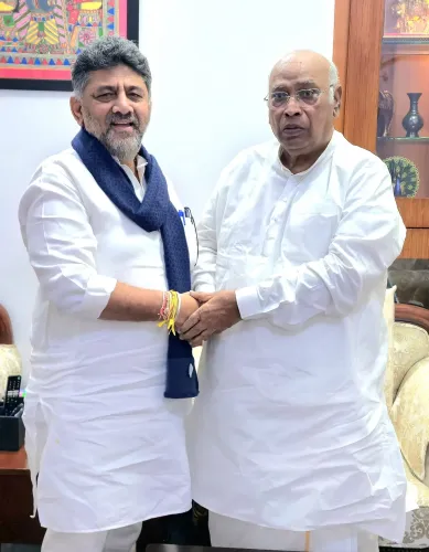 कर्नाटक CM रेस: डीके शिवकुमार ने खड़गे का आशीर्वाद लिया, CLP बैठक शनिवार शाम 4 बजे