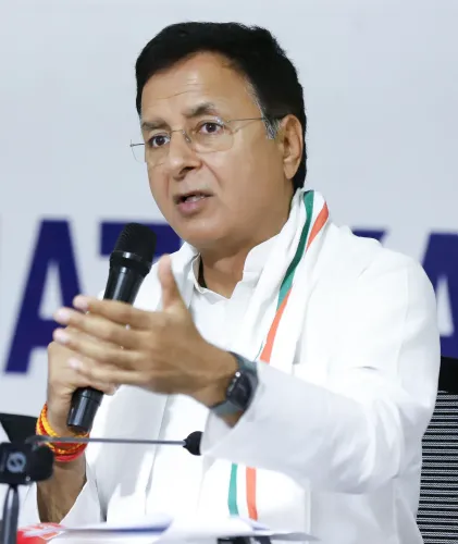 कर्नाटक 'पॉवर शेयरिंग' अटकलें खारिज: सुरजेवाला बोले — सीएम बदलाव पर कोई फैसला नहीं