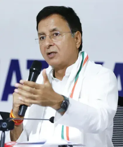 सुरजेवाला ने कर्नाटक में 'पॉवर शेयरिंग' की अटकलों को खारिज किया