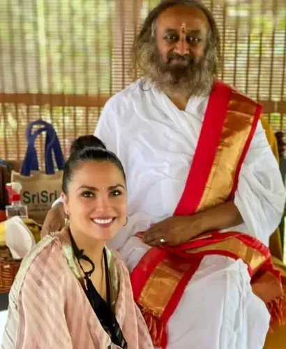 लारा दत्ता ने श्री श्री रविशंकर के 70वें जन्मदिन पर इंस्टाग्राम पर साझा किए खास पल, दीर्घायु की कामना