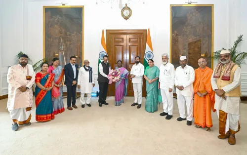 सिंहस्थ कुंभ मेला 2026: फडणवीस ने राष्ट्रपति मुर्मु को 31 अक्टूबर के ध्वजारोहण में आमंत्रित किया