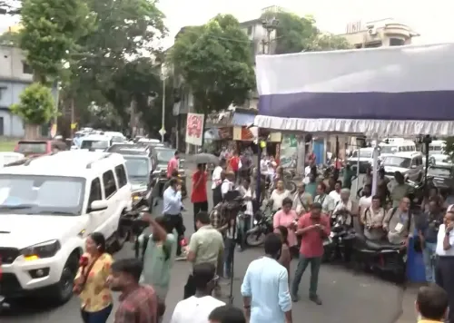 भवानीपुर बूथ पर आमने-सामने ममता बनर्जी और सुवेंदु अधिकारी, एक-दूसरे से नहीं की बात