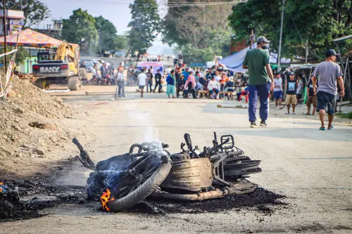 मणिपुर के उखरूल में नागा-कुकी गोलीबारी: तीन की मौत, कई घायल — गांवों में आगजनी