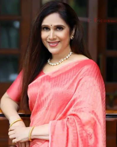 क्या मीनाक्षी शेषाद्रि ने खास अंदाज में मानसून का आनंद लिया? पुराने गाने पर किया शानदार डांस