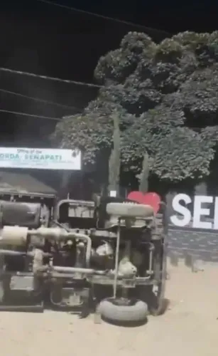 सेनापति में असम राइफल्स कैंप पर भीड़ का हमला: वाहनों में आग, सुरक्षा अभियान को बाधित करने की कोशिश