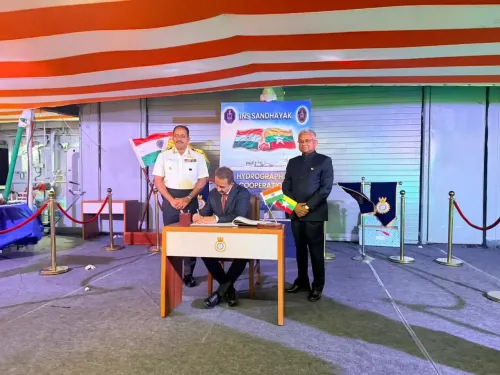 म्यांमार के यांगून में विदेश राज्य मंत्री कीर्ति वर्धन सिंह का आईएनएस संध्याक पर दौरा