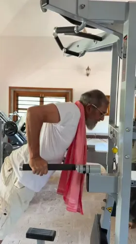 76 साल के नाना पाटेकर ने लगाए 15 ट्राइसेप डिप्स, फिटनेस में युवाओं को मात दे रहे हैं