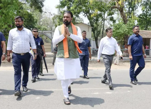 बिहार में 'नो व्हीकल डे': मोदी की फ्यूल सेविंग अपील पर मंत्री पैदल, ई-रिक्शा से पहुंचे दफ्तर
