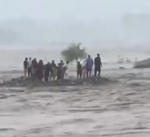 क्या पाकिस्तान के स्वात नदी में आई बाढ़ से 18 पर्यटक बह गए और 7 की मौत हो गई?