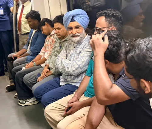दिल्ली एलजी तरनजीत सिंह संधू ने मेट्रो में किया सफर, यात्रियों और स्ट्रीट वेंडर से की सीधी बातचीत