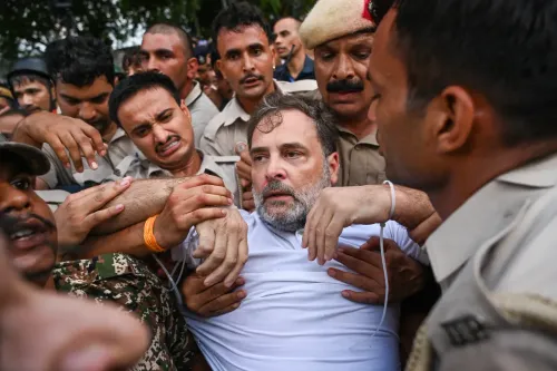 राहुल गांधी, अखिलेश यादव समेत विपक्षी नेता पीएम आवास के बाहर धरने से हटाए, राहुल बोले — लड़ाई नहीं रुकेगी