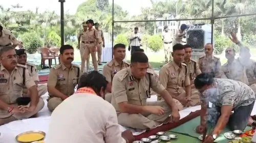 विजयदशमी 2026: दुर्ग और मुंबई पुलिस ने की शस्त्र पूजा, सुरक्षा-संकल्प किया नवीनीकृत