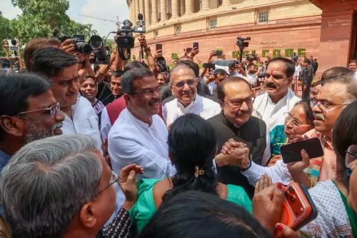 धर्मेंद्र प्रधान का जयराम रमेश को करारा जवाब: 'मैं जमीनी नेता हूं, एसी रूम का एक्टिविस्ट नहीं'