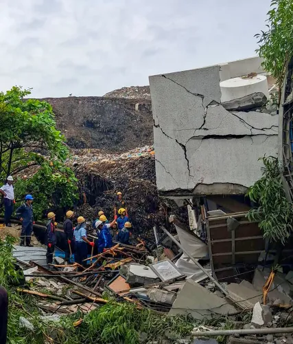 पुणे बिल्डिंग हादसा: मोशी में मलबे से 1 शव बरामद, 9 लोग सुरक्षित, NDRF का बचाव अभियान जारी