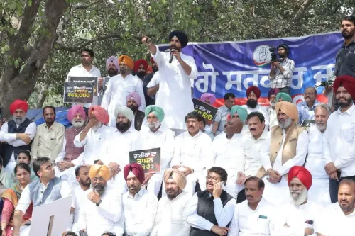 पंजाब कांग्रेस ने महिलाओं को 1,000 रुपए देने के वादे पर सरकार के खिलाफ प्रदर्शन किया
