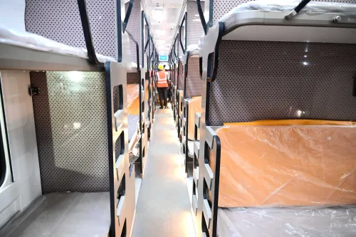 रेलवे ने क्यूआर कोड के माध्यम से अनधिकृत वेंडिंग सेवाओं पर रोक लगाने के लिए उठाए कदम: अश्विनी वैष्णव