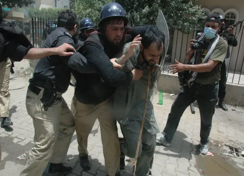 पाकिस्तान में हिरासत यातना की चौंकाने वाली रिपोर्ट: कानूनी खामियां और एनकाउंटर पर उठे सवाल