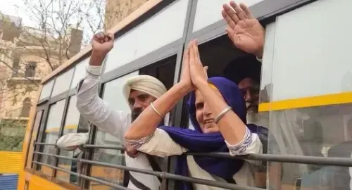 क्या सिख तीर्थयात्रियों का जत्था पाकिस्तान रवाना हुआ, प्रकाश पर्व में शामिल होने के लिए?