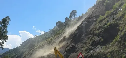 भूस्खलन के चलते श्रीनगर-जम्मू राजमार्ग का यातायात लगातार दूसरे दिन भी रुका