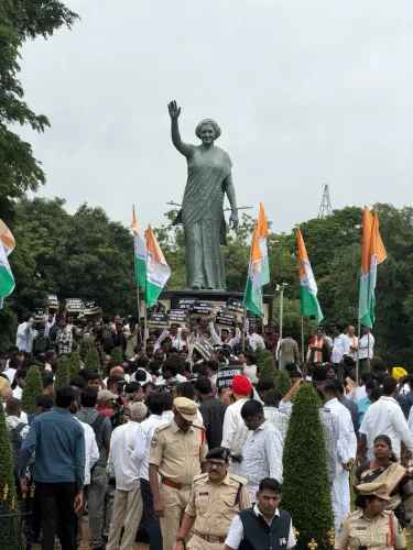 तेलंगाना कांग्रेस नेताओं को हिरासत में लिया, 'चलो लोक भवन' मार्च पुलिस ने रोका