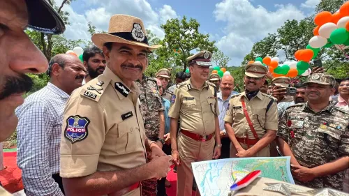 करेगुट्टा में तेलंगाना डीजीपी ने फहराया तिरंगा, 50 साल बाद माओवाद मुक्त इलाके में विकास का संकल्प
