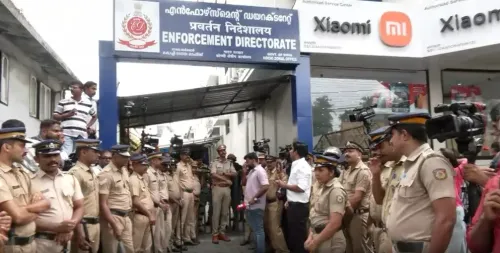 वीणा विजयन कोच्चि ईडी दफ्तर पहुंचीं, काले मास्क ने केरल की राजनीतिक विडंबना उजागर की