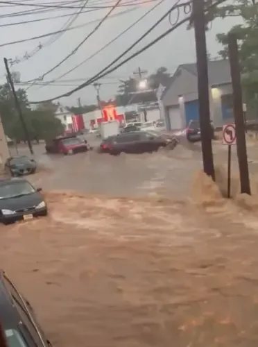 न्यूयॉर्क और न्यू जर्सी में भारी बारिश से आई बाढ़, आपातकालीन चेतावनी जारी 