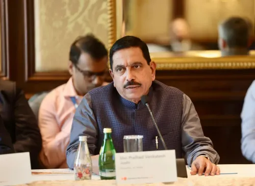 आरएसएस रूट मार्च पर प्रह्लाद जोशी का पलटवार: प्रियांक खड़गे राजनीति छोड़ें, जिम्मेदारी निभाएँ