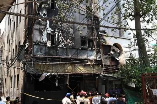 मालवीय नगर अग्निकांड: होटल मालिक लोकेश बजाज जांच के घेरे में, 21 की मौत के बाद तलाशी तेज़