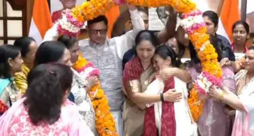 दिल्ली: सीएम से मिलकर महिलाएं हुईं भावुक; विद्या वाहिनी योजना के तहत बांटी साइकिलें 
