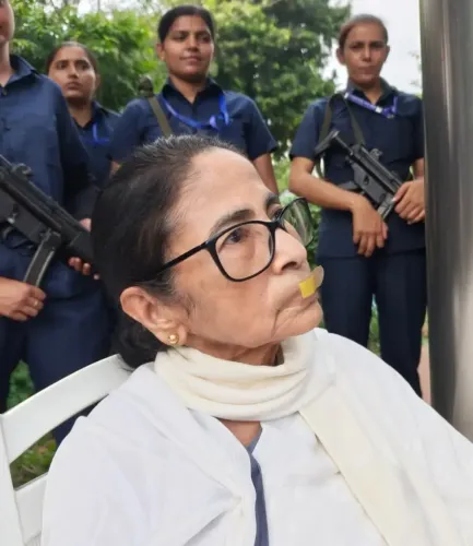 ममता बनर्जी हिरासत में, मुंह पर बैंड-ऐड लगाकर किया विरोध; बस में गाया महिषासुर मर्दिनी पाठ