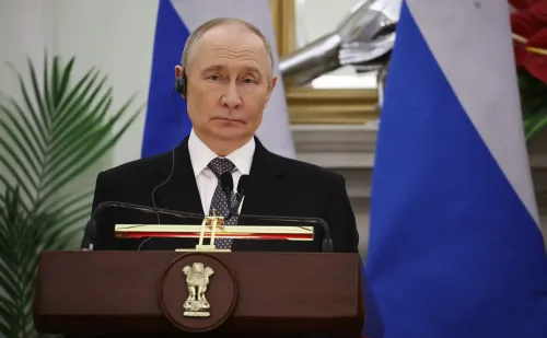 Did Putin Pose for a Photo with Hotel Staff in India?