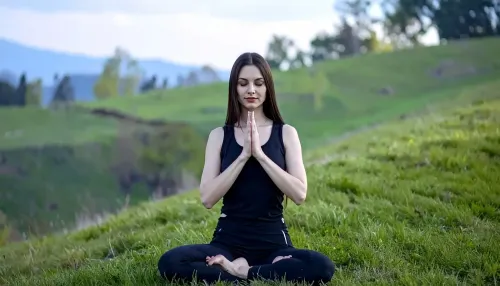 अंजलि मुद्रा से हृदय और फेफड़े होते हैं मजबूत, जानें शरीर पर इसका गहरा प्रभाव