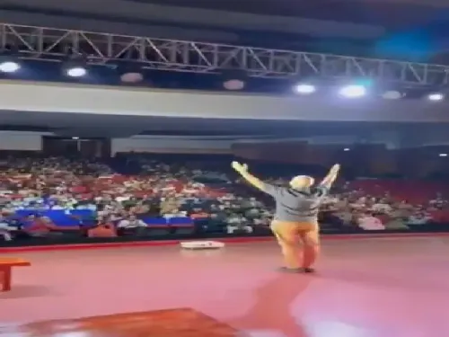 क्या अनुपम खेर ने हैदराबाद के मंच पर दर्शकों को मोहित किया?