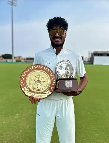 How did Hyderabad's Aman Rao Perala achieve a double ton against Bengal in the Vijay Hazare Trophy?