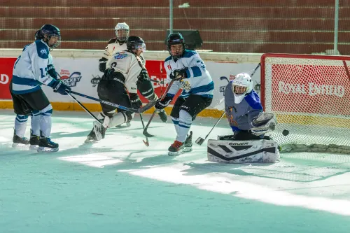 Ice Hockey League: Mushtaq Powers Kang Sings to Historic 9-0 Victory, Advances to Semifinals