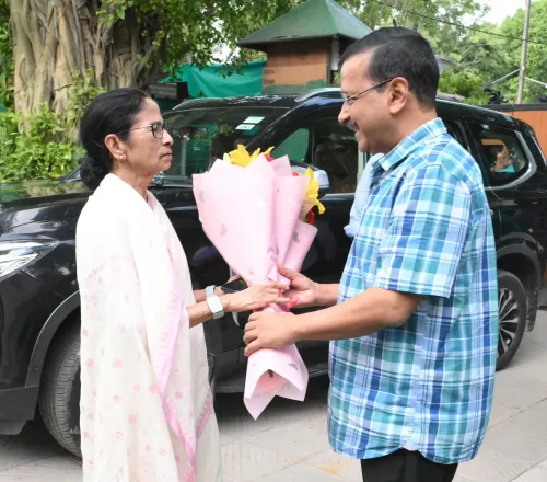 इंडिया ब्लॉक बैठक से पहले ममता बनर्जी ने केजरीवाल से की मुलाकात, AAP और DMK ने बनाई दूरी