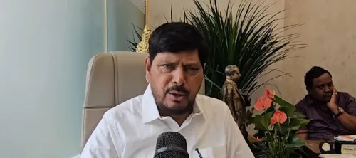 आठवले का 'इंडिया' गठबंधन पर पलटवार: 'विपक्ष के पास मुद्दे नहीं, इसलिए हर बार नए बहाने'
