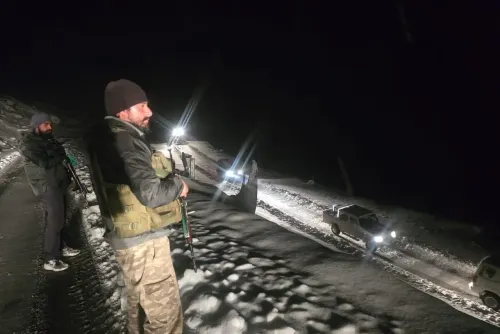 214 Tourists Rescued by Indian Army and J&K Police from Sinthan Pass Amid Heavy Snowfall