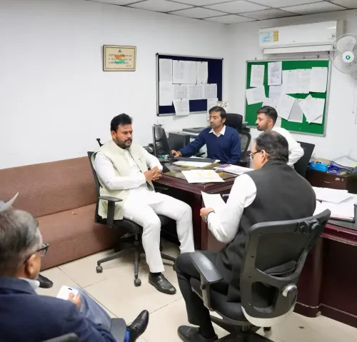 क्या केंद्रीय मंत्री राम मोहन नायडू ने इंडिगो संकट के बीच कंट्रोल रूम का दौरा किया?