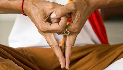 मन की शांति और इंद्रियों पर नियंत्रण के लिए अद्भुत है योग की 'योनि मुद्रा'