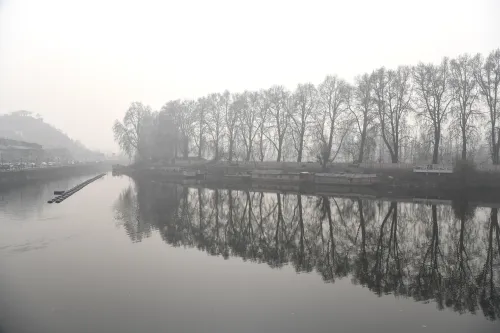 Will the Intense Cold Wave Persist Across Kashmir Without Snowfall Until Mid-December?