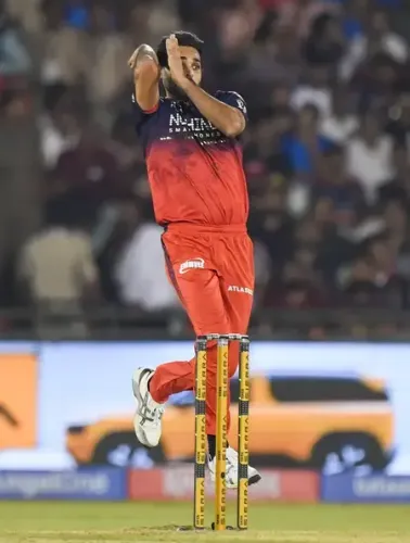 Bhuvneshwar's 4/23 restricts MI to 166/7 on Raipur's tricky wicket; RCB backs dew advantage