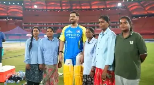 महेंद्र सिंह धोनी ने ग्राउंड्समैन के साथ तस्वीरें खींचकर फैंस को किया मंत्रमुग्ध